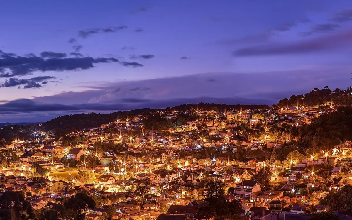 Panorama noturno do centro de Gramado iluminado na Serra Gaúcha