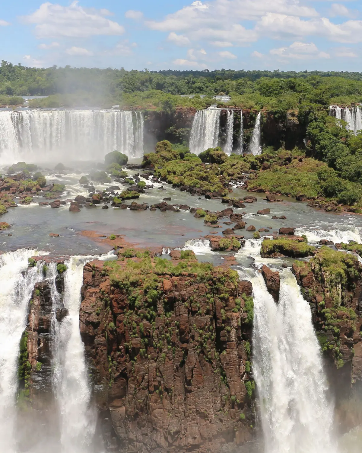 Quedas-d'água das Cataratas do Iguaçu em camadas, entre ilhas de pedra e mata atlântica