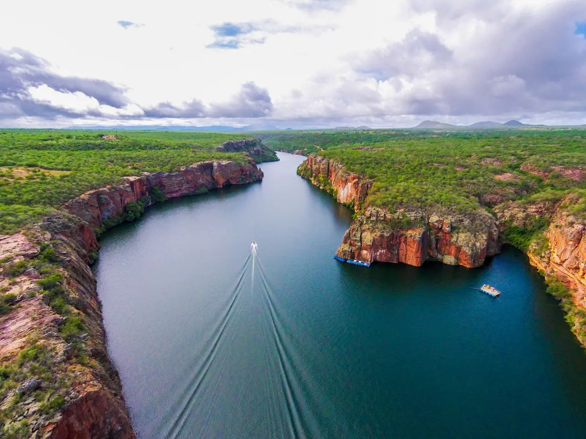 Vista aérea do cânion do rio São Francisco em Xingó com um barco navegando